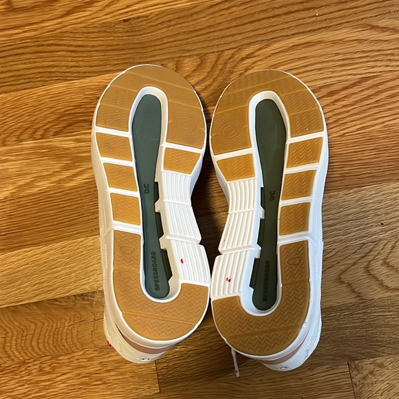 On Running The Roger Clubhouses Mid Size 10.5 NEW - Picture 9 of 13